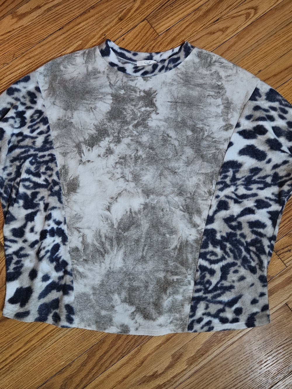 Easel Fuzzy Pullover in Gray and Black Leopard Super Soft Lightweight